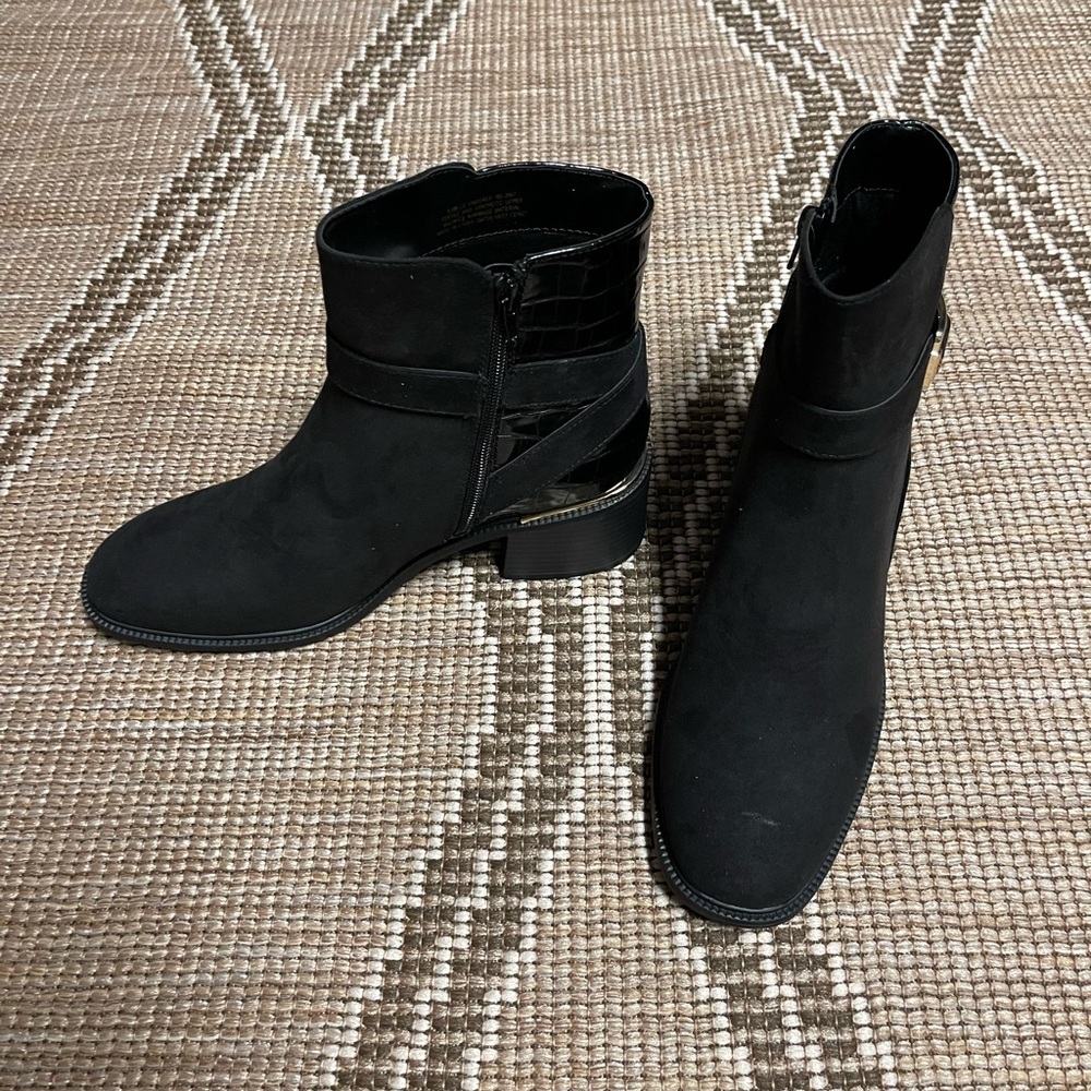 Sleek Black Ankle Boots with Side-Zip Closure